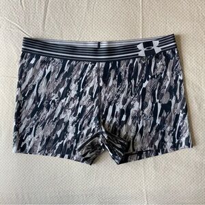 UnderArmour Women’s Printed HeatGear Shorty, size M